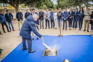 Gabriel Amat, Javier Aureliano García y otras autoridades durante el acto de colocación de la primera piedra en la Avenida de Los Cerrillos de Roq
