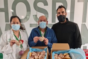 Donación de donuts en el Hospital Torrecárdenas.