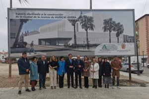 Autoridades municipales y de la Junta de Andalucía junto al terreno para elproyecto.