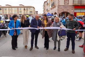 Corte de cinta de las autoridades en la primera etapa de la VII Vuelta Ciclista a Almería.