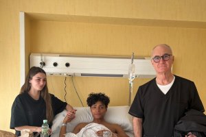 Ripoll con el jugador del Almería B.