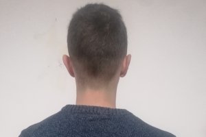 El chico trans que ha presentado la denuncia, de espaldas.