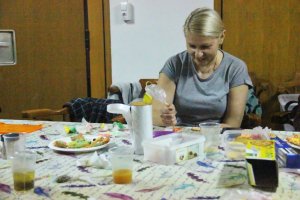 Grazvyde Balniene, preparando una tarta. Foto: Daría Zelenska.