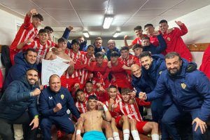 Unos niños que hacen historia jugando de prestado.