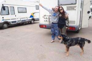 Martino y Martina, caravanistas italianos que han pasado un día en Almería.