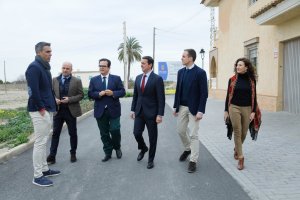 El presidente provincial (centro) junto al alcalde supervisando la sobras de embellecimiento.