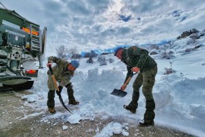 Legionarios limpian rutas operativas