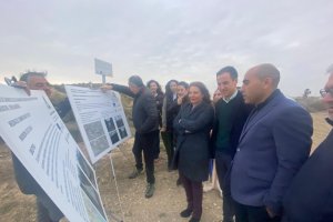 La consejera visita las obras que se están realizando en el Chaparra, en Vera junto a su alcalde y concejales.