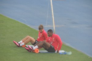 Pozo y Akieme, al margen del grupo en el campo Anexo.