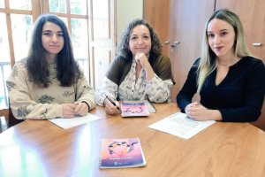 Sara y Ainhoa, alumnas del ciclo, con la concejal Puri Matas en su formación en el Ayuntamiento de Huércal.