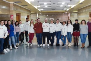 Alcalde y concejal de Hacienda con participantes  en el programa municipal de practicas en empresas que se han insertado en la empresa después de s