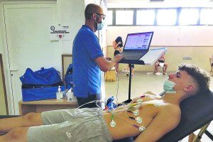Un joven se somete a un reconocimiento médico de Masqsano.