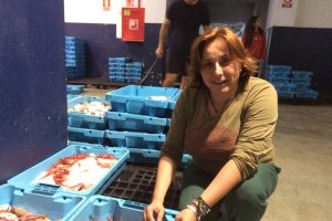 Mari Angeles Cayuela Campoy en la lonja, con las cajas de gambas capturadas por su barco Nuevo Anamar.