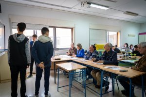 Los alumnos del IES El Parador mostrando sus proyectos de sostenibilidad ante el jurado.