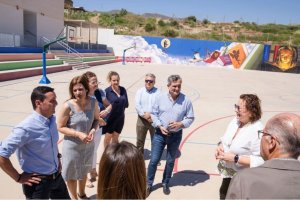 Imagen de archivo de una visita política a un colegio de la provincia.
