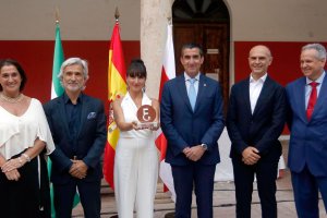 Entrega Premio Economía a Lorusso.