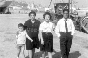 La familia de Manuel Franco vivía del sueldo del padre, que trabajaba de carpintero en el cargadero Inglés. En la foto, paseando por el puerto.