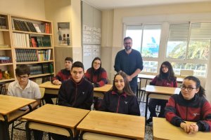 Jesús Muñoz y sus alumnos del taller literario.