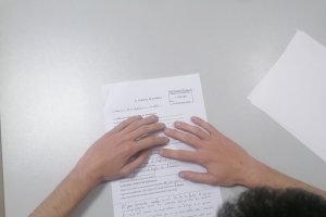 El chico trans con la denuncia que presentó el 14 de febrero, que ahora retirará.