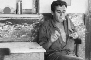 Juan Goytisolo fotografiado por Vicente Aranda en la Almería de los 60.