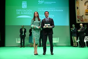 La delegada del Gobierno de Andalucía, Aránzazu Martín ha sido la encargada de dar la bandera al presidente de Diputación.