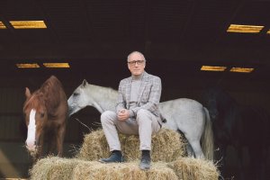 El actor Roberto Álvarez interpreta al psiquiatra Martin Dysart en Equus.
