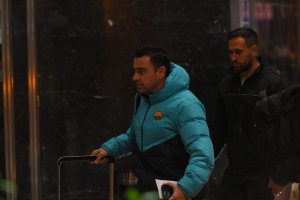 Xavi entrando al Hotel Elba.