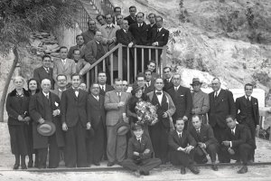 Andrés López, con pajarita, junto a su esposa Mercedes, con flores. Al lado el alcalde José Alemán y médicos y matronas en un homenaje en 1934.
