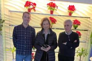La reina Sofía, junto a los responsables del Catamarán.