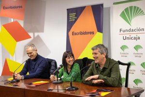 María Jesús Recio moderó la conversación entre Miguel Ángel Muñoz y Santiago Roncagliolo. Foto: Juan Guerrero