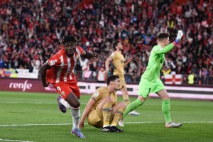 Touré celebra su gol al líder Barcelona.