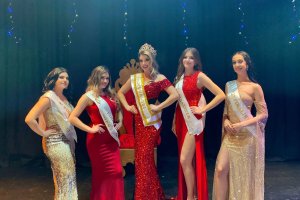 Las cinco finalistas del certamen de belleza con Denisse Andor, reina del certamen en el centro.