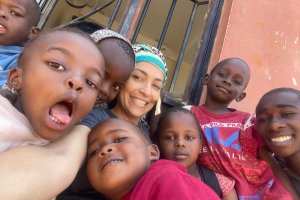 Aurora, junto con los niños del orfanato de Arusha, en Tanzania.