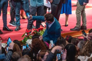 Al terminar el acto, el cantante se acercó a compartir con sus fans su día y disparó un selfi.