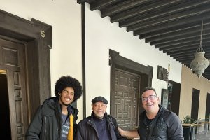 Pablo Mazuecos recibiendo a Kenny Barron a su llegada a Almería, este lunes. 