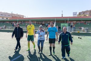 Se vivieron momentos muy emotivos en el IX Homenaje. Amalia López, viuda de Pepe Asensio, saliendo al campo.