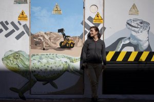La artista Rocio Gilabert junto a uno de sus murales en Vera, \'Reptiles\'.