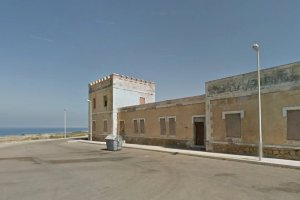 El antiguo cuartel se encuentra detrás del Castillo de Guardias Viejas, en el litoral de El Ejido.