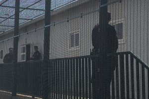 Módulos de migrantes del Puerto de Almería custodiados por policías