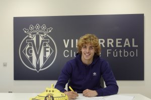 Firmando su nuevo contrato con el Villarreal hasta junio de 2026.