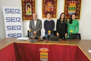 De izquierda a derecha: el alcalde de Albox, Francisco Torrecillas; el periodista Guillermo Mirón; la técnico de Cultura, Mónica Jiménez y la re