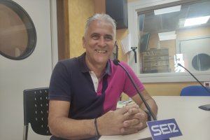 Pepe Morales en los estudios de la Cadena SER.