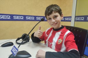 Dando el ok para que Tony Fernández comenzara el Carrusel Deportivo de la Cadena SER.