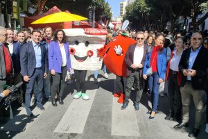 Miembros de La Voz de Almería y distintas autoridades posan en el Paseo de Almería con las mascotas Vocito y Tomatal.
