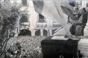 Francisco Franco Bahamonde, en la Plaza Vieja de Almería, en  un 2  de mayo de 1956, al lado el alcalde, Emilio Pérez Manzuco,