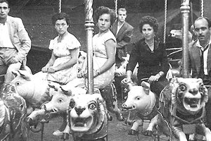 Rafael Cruz, con corbata negra, montando en los caballicos junto a su esposa, Amor Ramos.