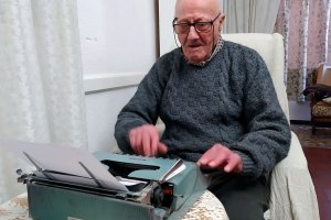 Antonio Miras tecleando su máquina de escribir Olivetti. Ha escrito ya 700 páginas de sus memorias y todavía va por 1970.