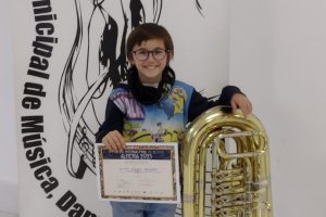 Oliver Málaga Mesonero con su premio especial del Festival Internacional de Música.