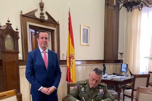 El teniente general De la Esperanza firma el libro de honor de la Subdelegación del Gobierno en Almería