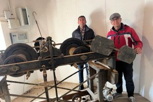 El alcalde zurgenero, Francisco Martínez (izquierda) con la maquinaria del reloj.